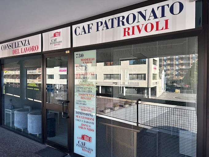 Ingresso della sede CAF Patronato Rivoli con vetrina servizi